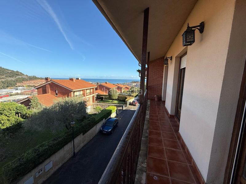 Foto b03789ff-f626-43e2-9223-17d7dc8b1ad5. Casa en barrio brazomar 68 en Cotolino Castro - Urdiales