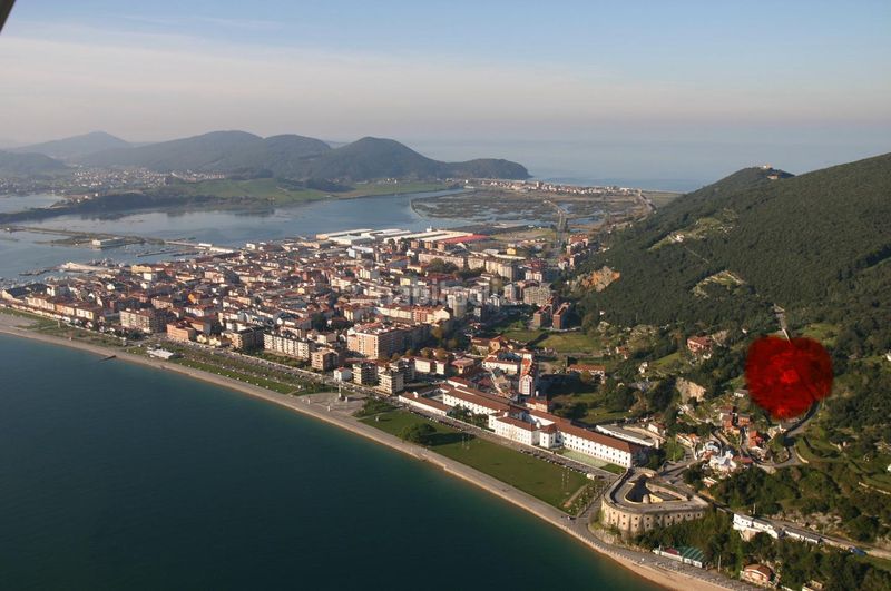 Foto 5be8dff6-bfb4-4880-866e-034ad85913f8. Casa amb calefacció aparcament a Santoña