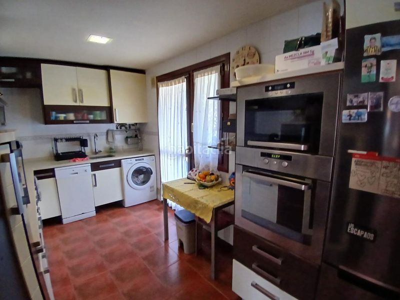 Foto e0cfde64-92a2-4b1f-8944-b3956052bf79. Casa adosada en barrio otañes 77 gran oportunidad de inversión! en Castro - Urdiales
