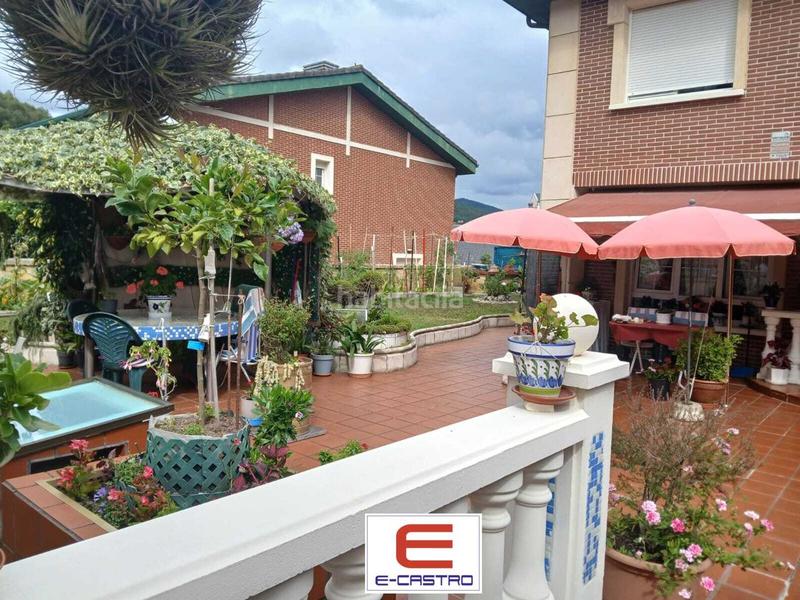 Foto 4f7d7ddd-c2f7-4582-8700-e563719b6174. Casa adossada amb calefacció aparcament piscina a Castro - Urdiales