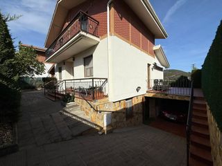 Casa a Barrio lusa 28. Magnífico chalet individual completo en lusa