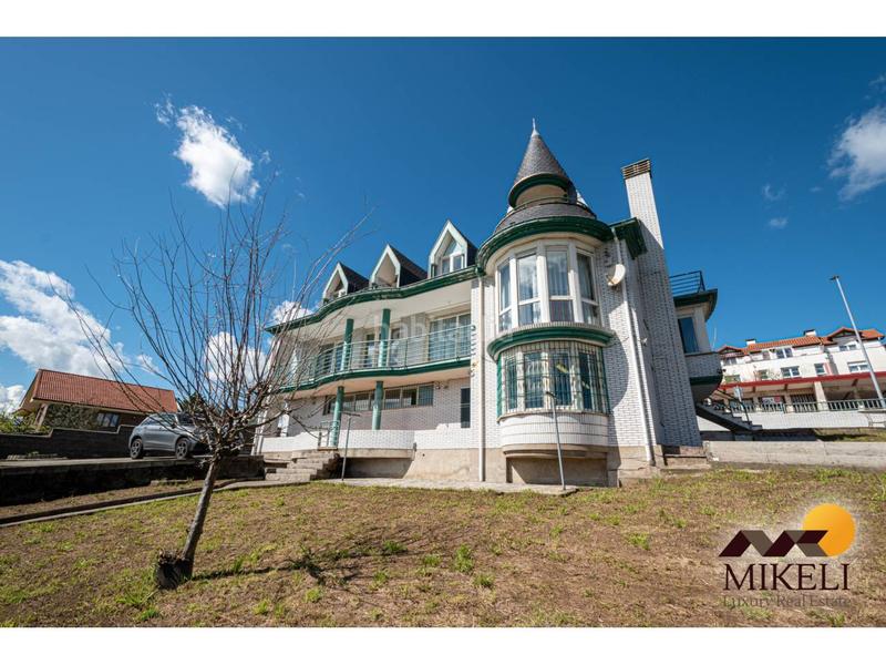 Foto c64a8d22-5abe-4c20-b3a8-8d09789c5f8c. Chalet un chalet en venta amplio y cautivador en guarnizo, en Astillero (El)