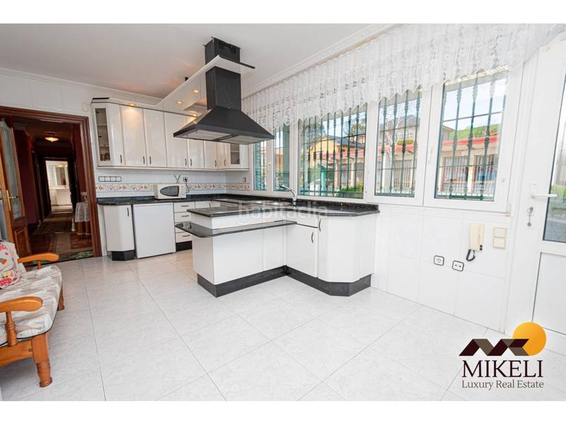 Foto d8e83678-33f3-4ef3-9521-d3e6505ef494. Chalet un chalet en venta amplio y cautivador en guarnizo, en Astillero (El)