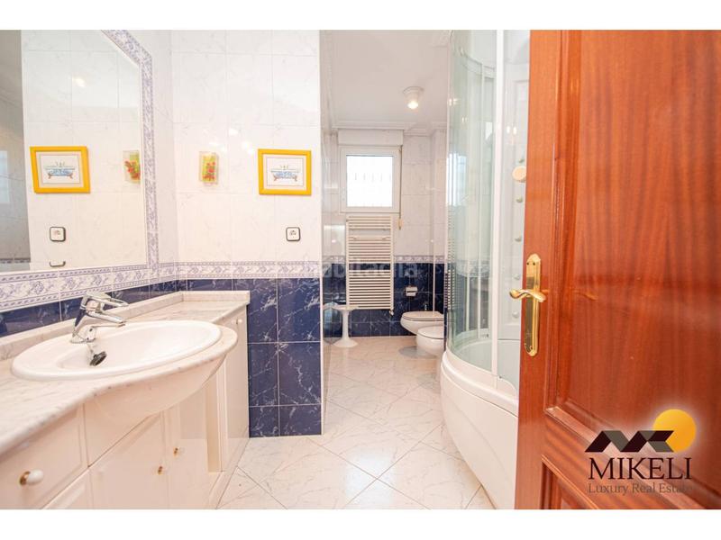 Foto de8bdf63-40c0-40fb-930e-2a1f28398bc8. Chalet un chalet en venta amplio y cautivador en guarnizo, en Astillero (El)