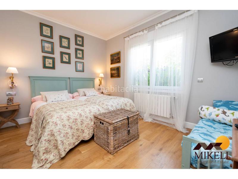 Foto accca08e-5b48-4cb1-8c05-e84a435817b8. Xalet amb calefacció aparcament piscina a Meruelo