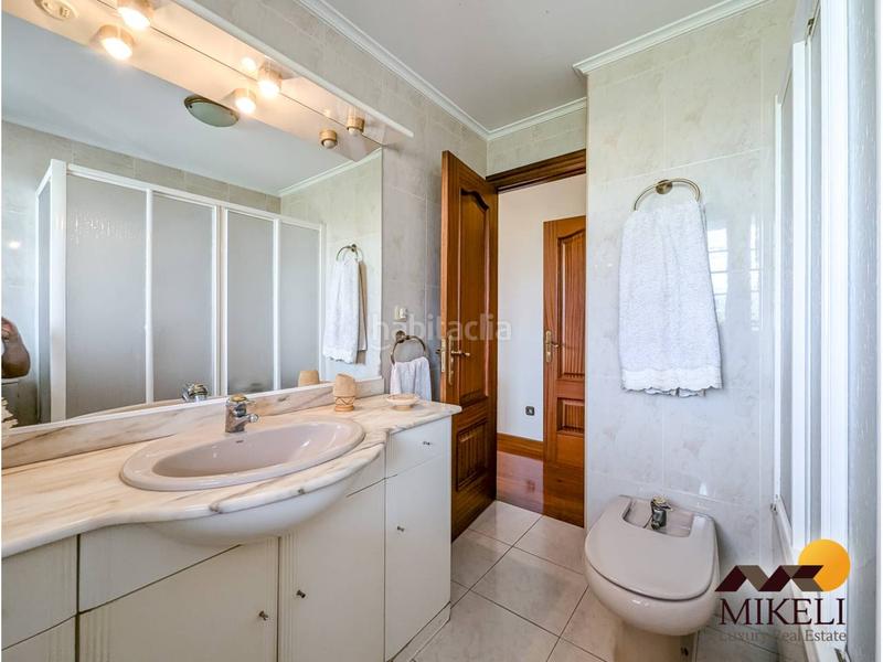 Foto 28a16817-32be-45c3-9fab-31475a82ea6b. Casa extraordinario chalet independiente en venta en adarzo en Santander