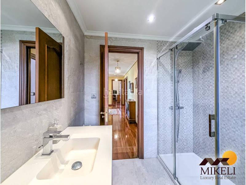Foto 9708bf19-9cda-4231-a406-d7a5843a954e. Casa extraordinario chalet independiente en venta en adarzo en Santander