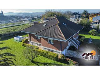 Casa a Adarzo 121. Extraordinario chalet independiente en venta en adarzo santander