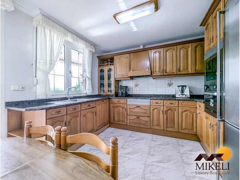 Foto c4613953-bc3c-4878-855a-0996e1786682. Casa extraordinario chalet independiente en venta en adarzo en Santander