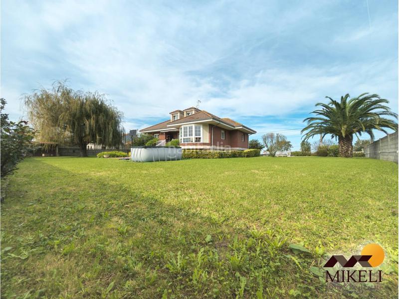 Foto f066a35a-0ca6-4a9e-9331-3858ada254c3. Casa extraordinario chalet independiente en venta en adarzo en Santander
