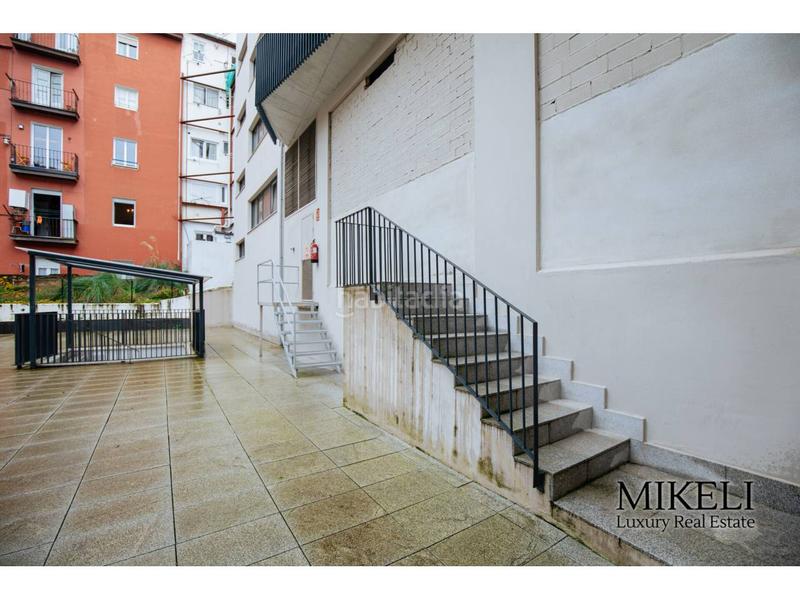 Foto 353189f0-975d-47e9-8d5e-c15036bb971b. Local comercial local en venta a estrenar con salida de humos en Santander