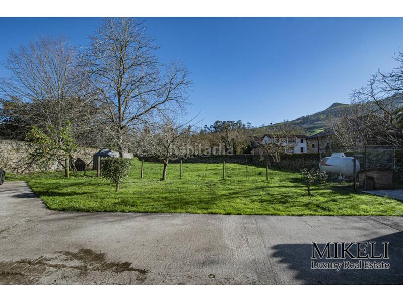 Foto 4b63999e-2e96-4340-85fa-ab5631e2e6a7. Chalet  unifamiliar con jardín y parcela urbana para construir . en Liérganes