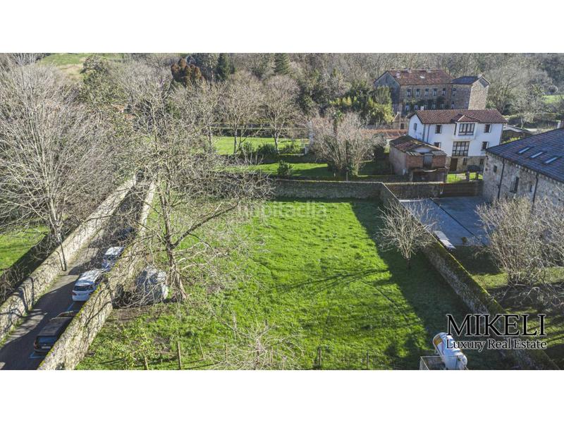 Foto 9761dcd3-0276-4d8f-a88b-57359f779c74. Chalet  unifamiliar con jardín y parcela urbana para construir . en Liérganes
