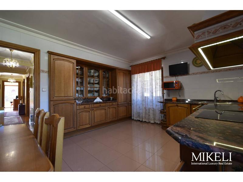 Foto 9905df42-2680-4e60-be50-42e76d685bda. Chalet  unifamiliar con jardín y parcela urbana para construir . en Liérganes