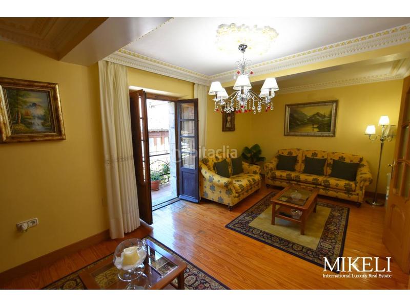 Foto b9d79dbe-455f-4585-a5b6-0d6473bc8b92. Chalet  unifamiliar con jardín y parcela urbana para construir . en Liérganes