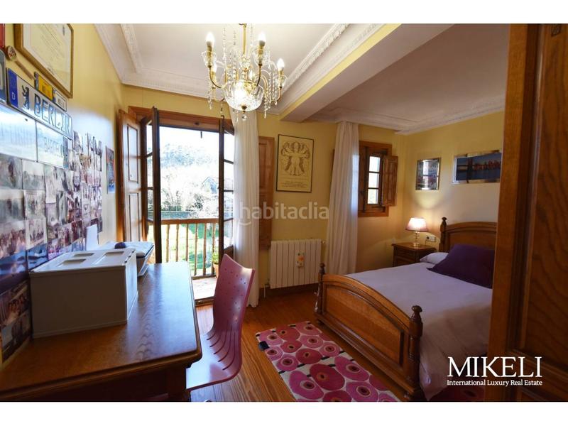 Foto d2ace12e-521d-4134-8606-cfbc9aeee5f7. Chalet  unifamiliar con jardín y parcela urbana para construir . en Liérganes