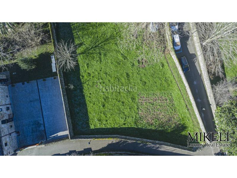 Foto fb37b250-05b1-434f-b389-e32d48459c5c. Chalet  unifamiliar con jardín y parcela urbana para construir . en Liérganes