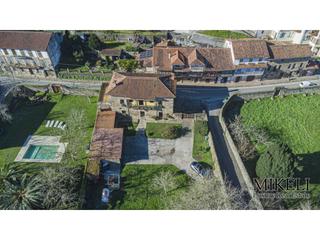 Xalet a Mercadillo  25. Chalet unifamiliar con jardín y parcela urbana para construir en