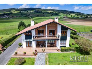 Chalet à Villanueva 3. Chalet unifamiliar en venta en san mamés de meruelo