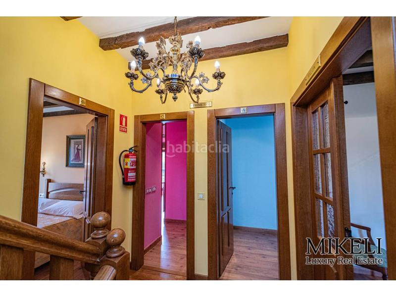 Foto a6cf7126-424a-4126-9f29-9d56cec88cb2. Casa torre del siglo xvi restaurada con siete suites en Santiurde de Toranzo