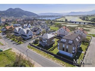 Chalet à Berría primera 37. Chalet independiente en venta en primera línea de playa en berri