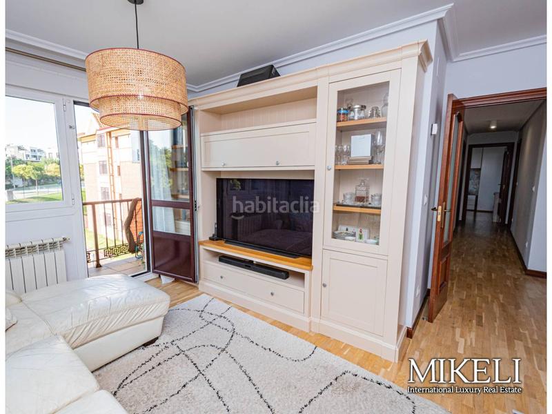 Foto 9fa9fb4c-bdd6-4d4e-8282-e5a183ba92f8. Piso para entrar a vivir con actualización reciente, vende mikeli en Santander