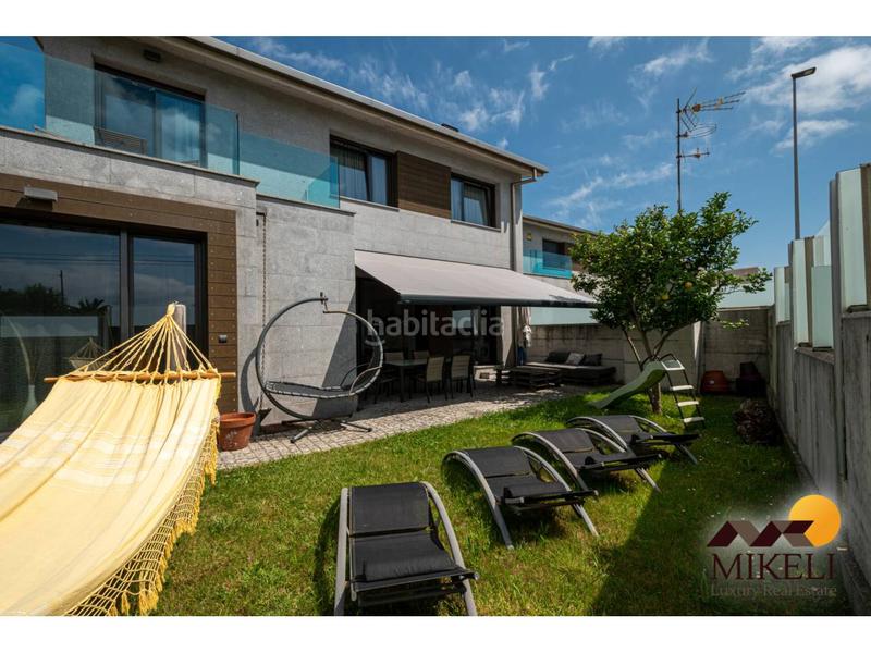 Foto 2f7265b2-c533-47b4-9804-909dbf355142. Casa aparellada amb calefacció aparcament a Alisal - San Román Santander