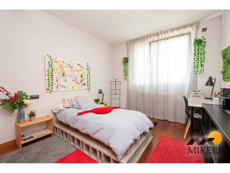 Foto 4da64f0b-2014-43bb-aae9-78d0d063a51d. Casa aparellada amb calefacció aparcament a Alisal - San Román Santander
