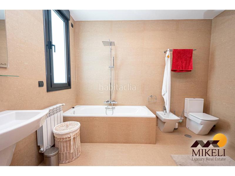 Foto 54aa8ee8-0921-48f8-bd89-86d8eb783035. Casa aparellada amb calefacció aparcament a Alisal - San Román Santander
