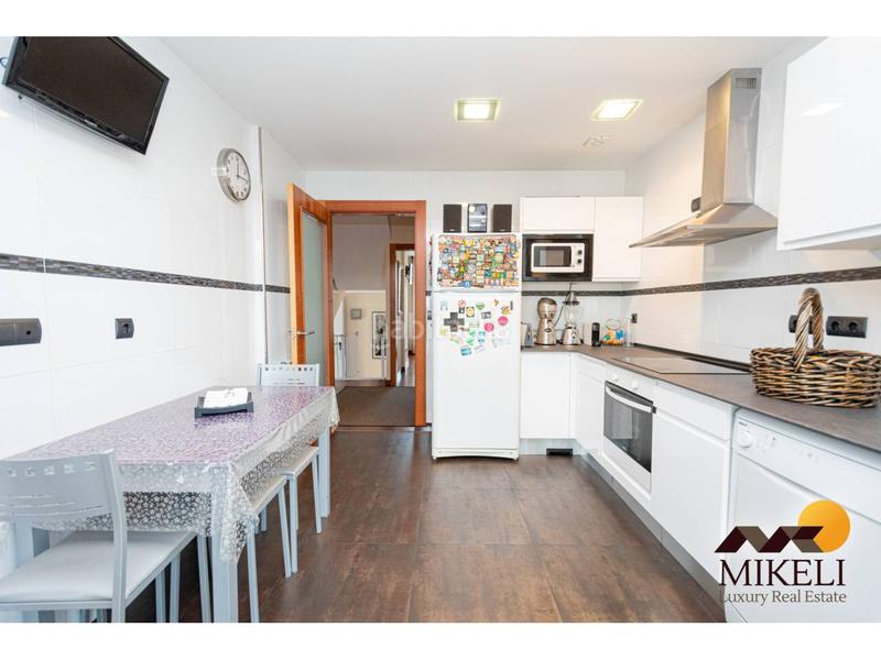 Foto 65a1cd80-6f98-4883-b2d0-a7d51d38c42e. Casa aparellada amb calefacció aparcament a Alisal - San Román Santander