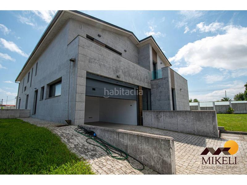 Foto 8619be59-8025-41c0-98bd-7cb2b6ea42bc. Casa aparellada amb calefacció aparcament a Alisal - San Román Santander