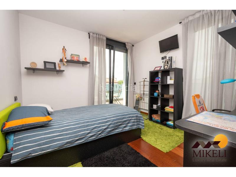 Foto 8ec1a721-c5a5-471e-87cd-2d5b99ad408a. Casa aparellada amb calefacció aparcament a Alisal - San Román Santander