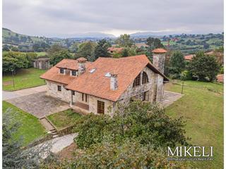 Xalet  Castio. Excepcional casa de piedra en santillana del mar  elegancia rst