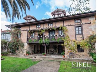 Edificio en Cabezón de la Sal. Hotel casona montañesa del siglo xviii convertida en la posada v