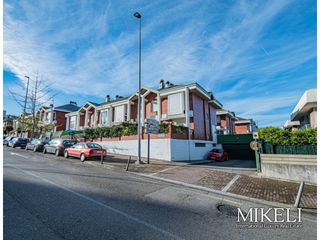 Haus in Alisal - San Román. Chalet esquineropareado en santander
