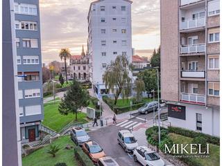 Etagenwohnung in Avenida Camilo Alonso Vega