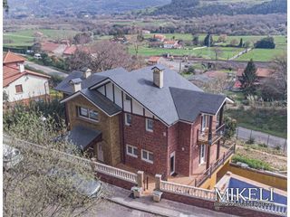 Chalet  Calle cianca. Chalet unifamiliar con piscina en venta en parbayón