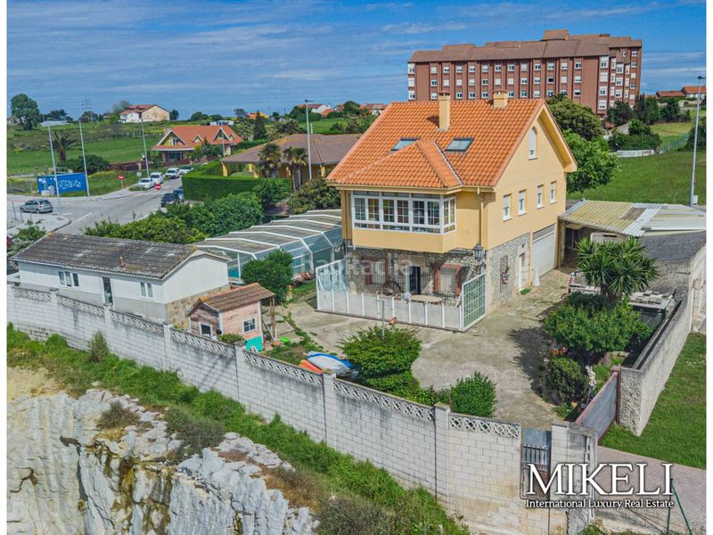 Foto 8295d730-d9d9-41de-bf4c-b619216f983d. Casa amb calefacció aparcament piscina a Cueto Santander