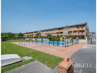 Chalet  Calle rafael alberti. Chalet en urbanización con piscina en santander