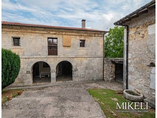 Haus  Calle anero-pelia. Casona adosada cantabra con privacidad por su gran finca en aner