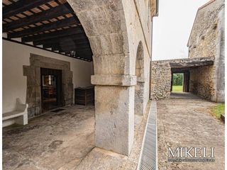 Casa  Calle anero-pelia. Casona adosada cantabra con privacidad por su gran finca en aner