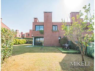 Lloguer Casa adossada  Calle mina. Chalet con cuatro habitaciones y jardín privado