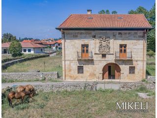 Masía en Villacarriedo. Casona con escudo en barcena de villacarriedo