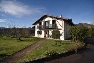 Xalet  Arandoño auzoa. Chalet impecable con jardín y piscina