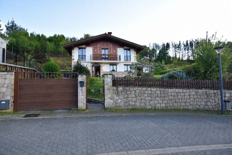 Foto ce184eb3-cca3-4cd1-9878-89733a23d65a. Casa amb calefacció aparcament a Ermua