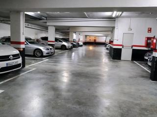 Parking voiture à Eibar. Raya de garaje en isasi.