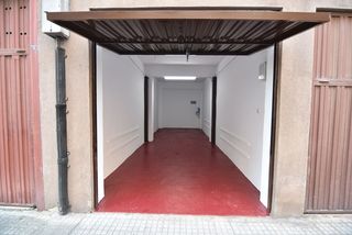 Aparcament cotxe  Zeleta etxetaldea. Garaje cerrado largo con puerta motorizada en zeleta