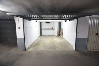 Parking voiture  Polonia etxeberria kalea. Garaje cerrado en urki