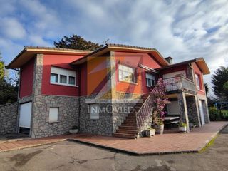 Chalet en Carreño. Se vende magnifico chalet en candas con piscina y finca grande