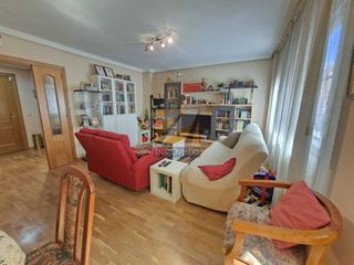 Pis  Calle bermúdez de castro. Piso en venta en pumarínteatinos33011